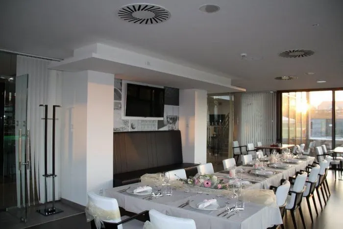 Restaurace se sádrokartonovým podhledem – Golf Roudnička